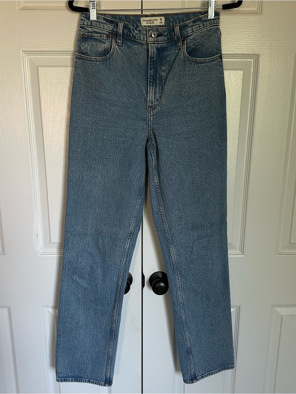 Abercrombie and Fitch 90’s Straight Ultra High Rise Jean, 6L